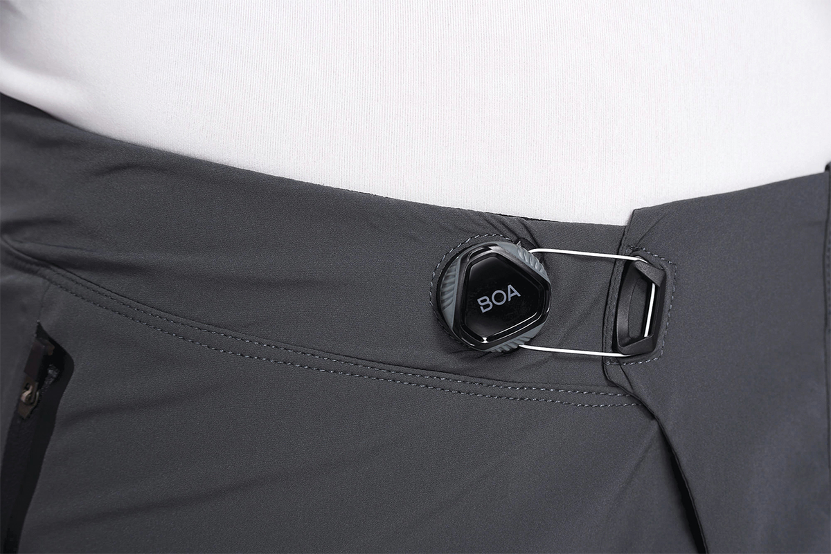 100% Celium Shorts Charcoal US 30 - Lightweight Nylon/Spandex Riding Shorts with BOA® Fit System and Secure Zipper Pockets